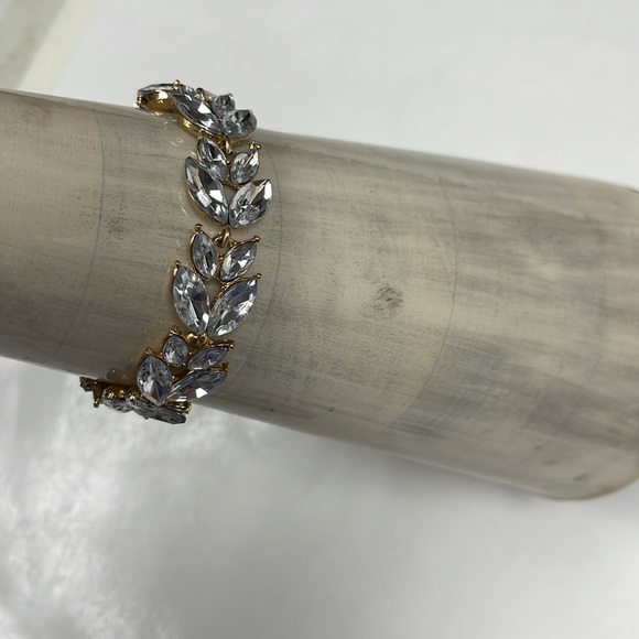 💦NWT Guess/Marciano Rhinestone Bracelet - Picture 5 of 8